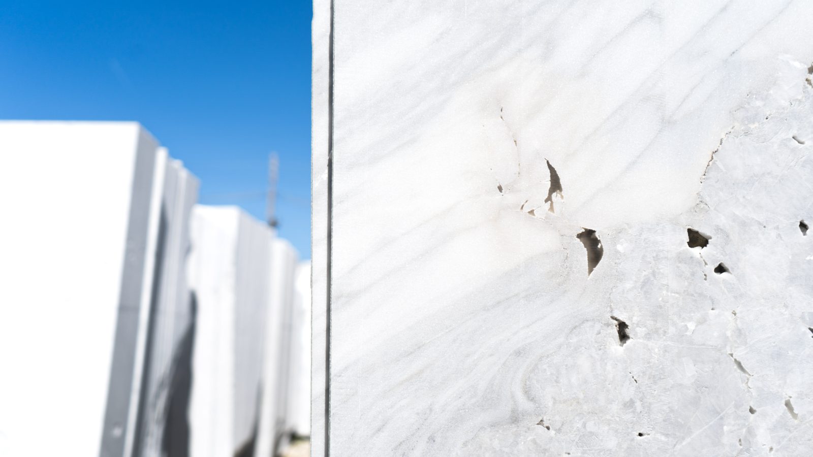 Fratture naturali su un blocco di marmo di Carrara
