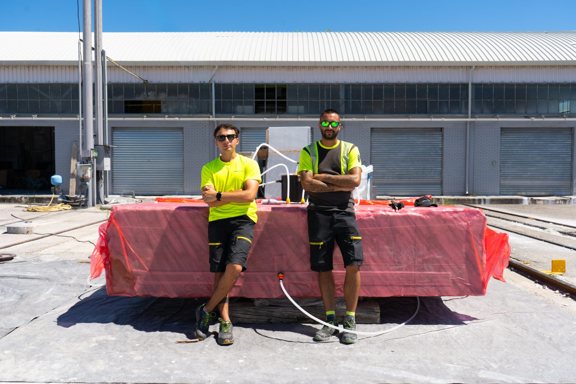 I due tecnici di Resinart Marble davanti a un blocco trattato
