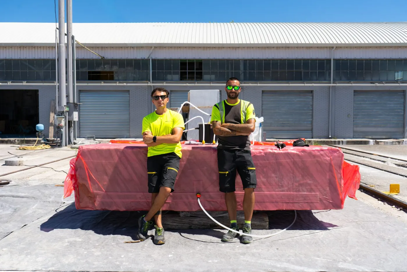 I due tecnici di Resinart Marble davanti a un blocco trattato